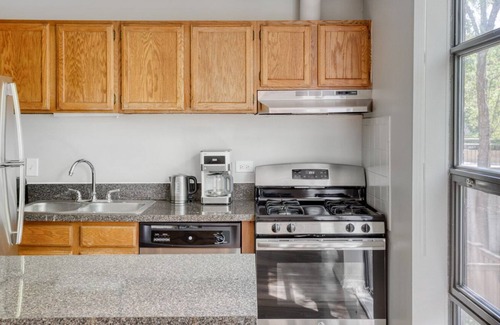 Oak Park Apartment | Sunlit Oak Park 2BR w/ Lounge & Rooftop, 3 blocks to L, by Blueground