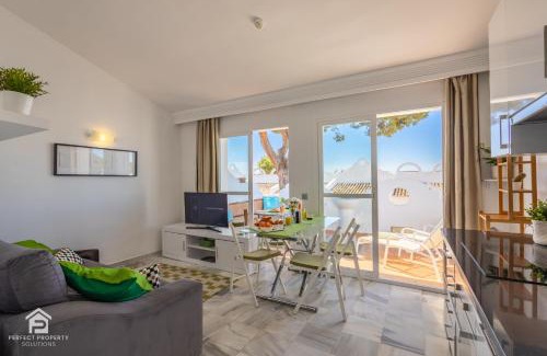 Urbanizacion Hacienda las Chapas Apartment | Sunny 2BR in resort with 3 pools, restaurant, gym and playground