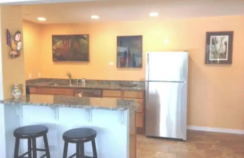 Fayetteville Apartment | Sunny Apt near UA -Mountain views & full kitchen