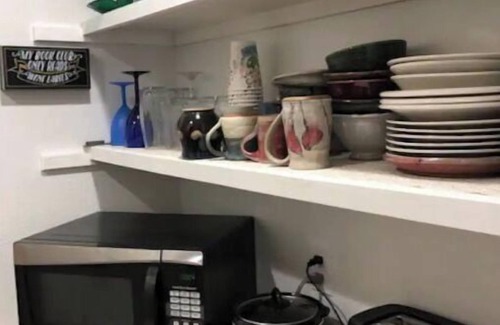 Fayetteville Apartment | Sunny Apt near UA -Mountain views & full kitchen