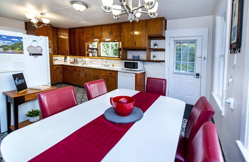 Hartford Apartment | SUNNY! Convenient to Holy Hill, NFL Draft, Harley Reunion, Hiking+Skiing + Golf