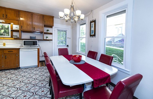 Hartford Apartment | SUNNY! Convenient to Holy Hill, NFL Draft, Harley Reunion, Hiking+Skiing + Golf