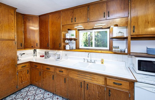 Hartford Apartment | SUNNY! Convenient to Holy Hill, NFL Draft, Harley Reunion, Hiking+Skiing + Golf