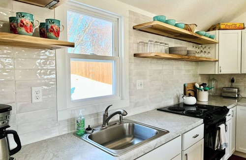 Oskaloosa House | Sunny Cottage: Fire pit, close to biking & walking trails and historic downtown.