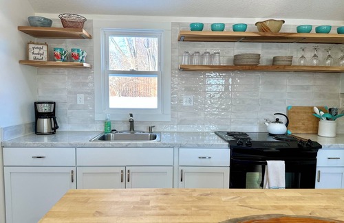 Oskaloosa House | Sunny Cottage: Fire pit, close to biking & walking trails and historic downtown.