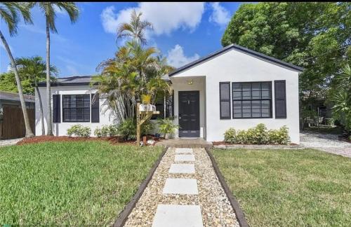 South Middle River House | Sunny Cottage