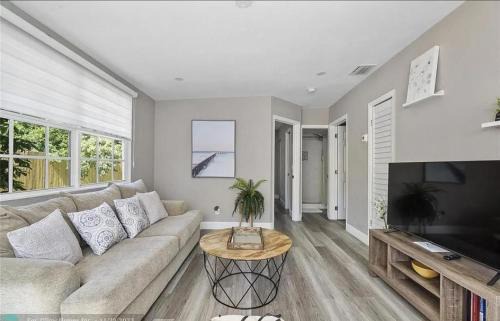 South Middle River House | Sunny Cottage