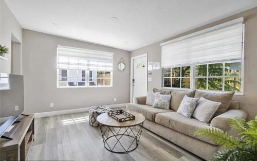 South Middle River House | Sunny Cottage