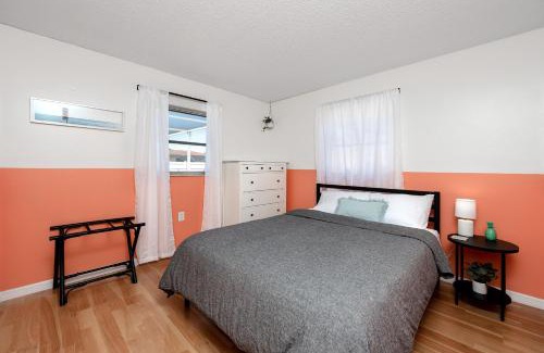 The Lakes House | Sunny Escape: Vibrant Pool Home