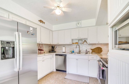 Yankeetown House | Sunny Home in Yankeetown w/Lanai & Backyard!