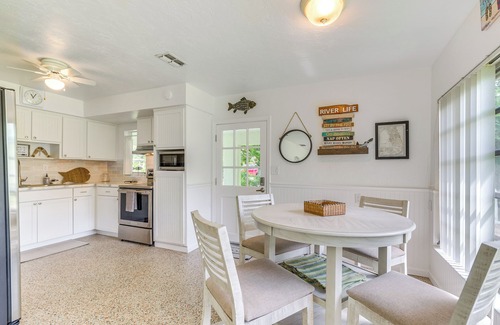 Yankeetown House | Sunny Home in Yankeetown w/Lanai & Backyard!