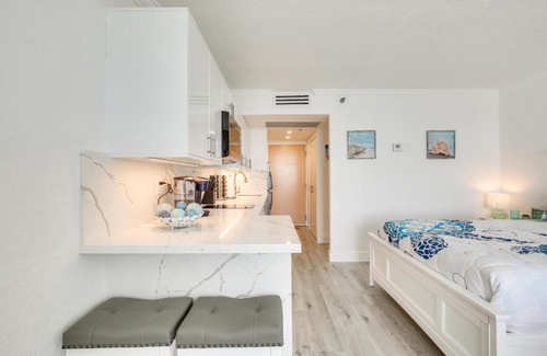 Sunny Isles Beach Apartment | Sunny Isles Beach Retreat with Resort Perks!