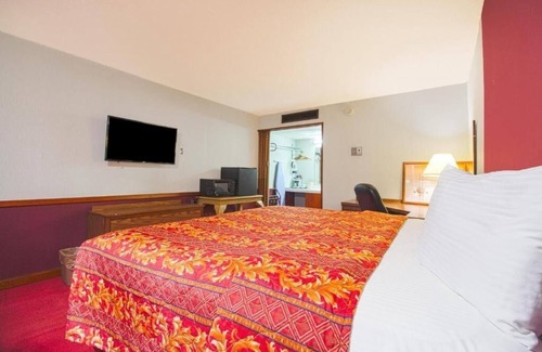 Liberal Hotel | Sunny King Unit, Pet Friendly, Parking, Close to Airport