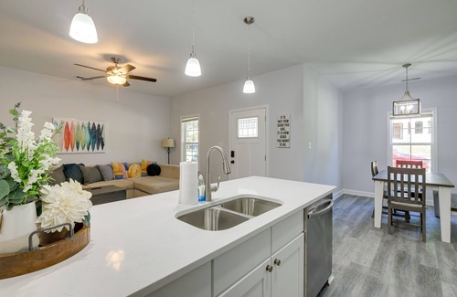 South Memphis Cottage | Sunny Memphis Home ~ 2 Mi to Beale Street!