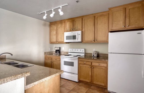 San Bruno Apartment | Sunny San Bruno 2BR w/Pool, W/D, Gym, walk to YouTube, by Blueground