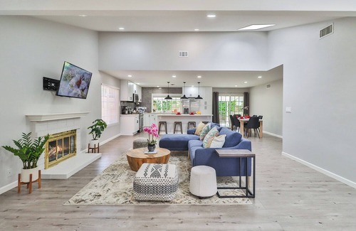 Santa Susana House | Sunny Simi Valley Long Term Stays Dedicated Workplace Jacuzzi Temporary Home