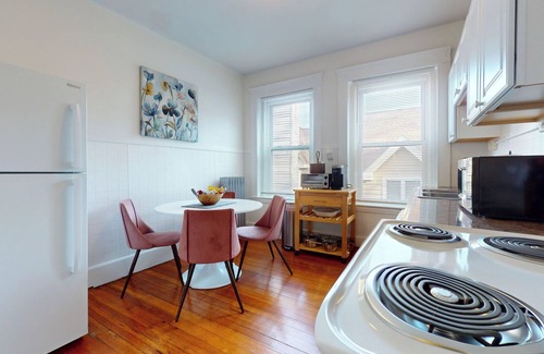 Aspinwall Hill Apartment | Sunny,spacious, sleeps 4, steps to MBTA,Hospitals.