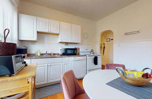 Aspinwall Hill Apartment | Sunny,spacious, sleeps 4, steps to MBTA,Hospitals.