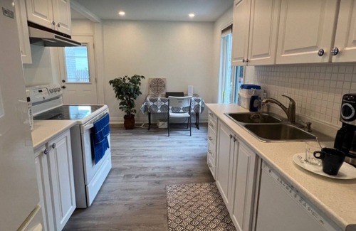 Newmarket House | SunnyHaven Retreat: 3 Bedrooms, 2-Car Bliss, Expansive Backyard Joy