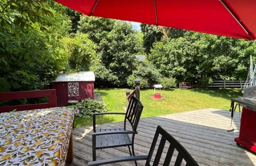 Newmarket House | SunnyHaven Retreat: 3 Bedrooms, 2-Car Bliss, Expansive Backyard Joy