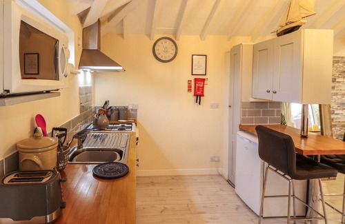 Goxhill Cottage | SUNNYSIDE, with hot tub in Barrow-Upon-Humber