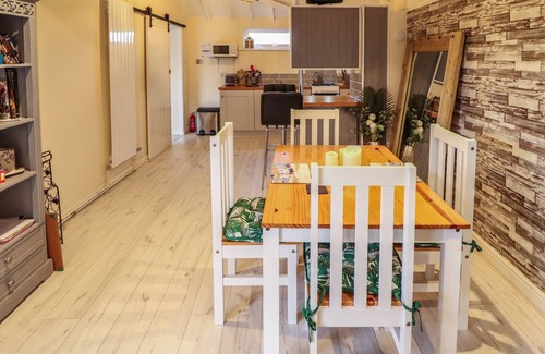 Goxhill Cottage | SUNNYSIDE, with hot tub in Barrow-Upon-Humber