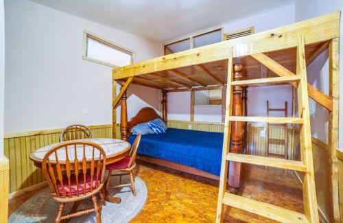 Elkhart Apartment | Sunrise and Sunset Views Rural Elkhart Studio!