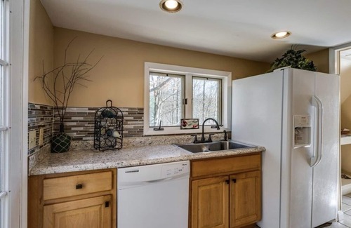 Smithville House | Sunrise + Lake views, and brand new 10 person jacuzzi! Holiday Haven Retreat