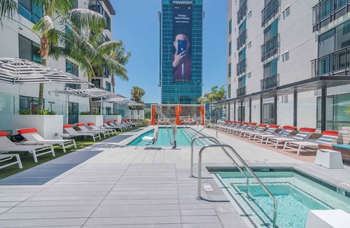 Vernon Apartment | Sunset Blvd 1 Bed Apt in the Heart of Hollywood