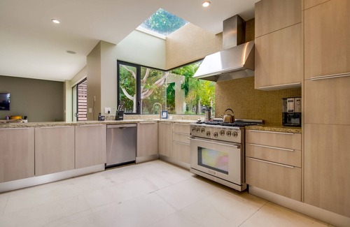 Sunset Cliffs House | Sunset Cliffs Modern Luxury Estate with Ocean Views, Oversized Spa, AC, Yard & washer/dryer!