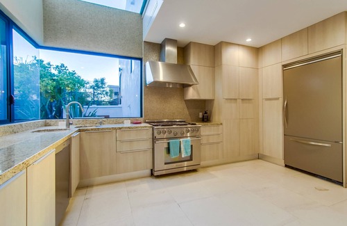 Sunset Cliffs House | Sunset Cliffs Modern Luxury Estate with Ocean Views, Oversized Spa, AC, Yard & washer/dryer!