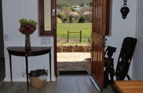 Barrydale Apartment | Sunset Cottage - Cheerful 1 Bedroom Cottage