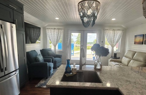 Senecaville House | Sunset & Lake View~Kayaks~SUPs~Fire Pit+wood~ Grill+propane~ 2 Bedroom en-suites