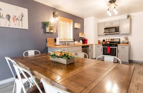 Twentynine Palms House | Sunset Oasis ! 3 min to Joshua Tree National Park! Ideal for family gatherings