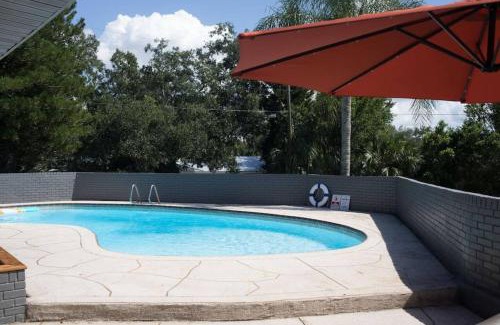 Temple Terrace House | Sunset Oasis
