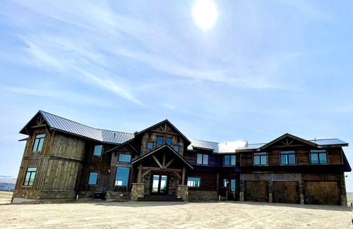 Belt House | Sunset Ranch ~ Stunning 8 bdrm 10 bath Home on Private Dude Ranch