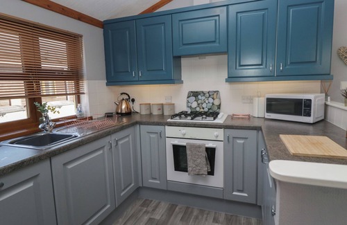 Tewitfield Cottage | SUNSET RETREAT, pet friendly, with pool in Carnforth