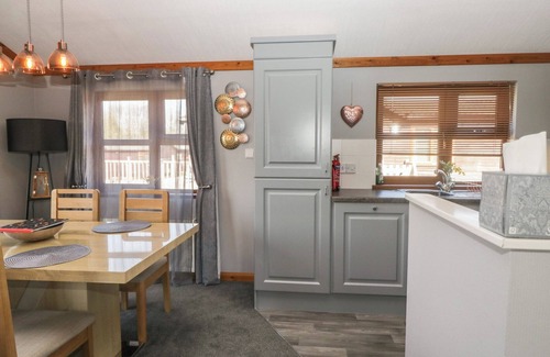 Tewitfield Cottage | SUNSET RETREAT, pet friendly, with pool in Carnforth