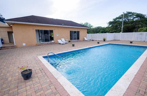 Runaway Bay Villa | Sunset Sea-renity Villa