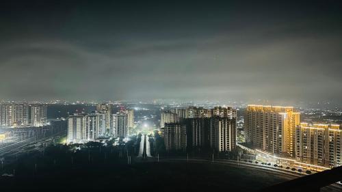 Greater Noida Apartment | Sunset View Paradise By Buddies Home