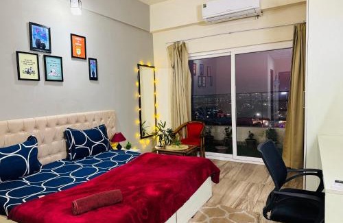 Greater Noida Apartment | Sunset View Paradise By Buddies Home