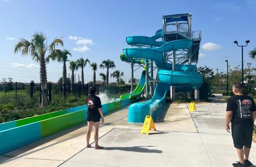 Four Corners House | Sunshine state scape 5BR, walkable to waterpark