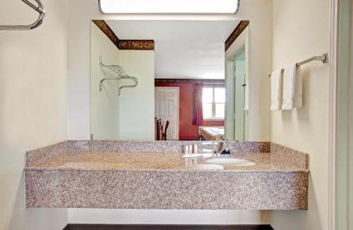 South Arlington Hotel | Super 8 by Wyndham Arlington Near AT&T Stadium