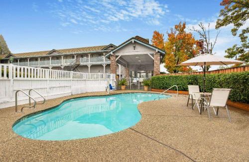 North Auburn Hotel | Super 8 by Wyndham Auburn