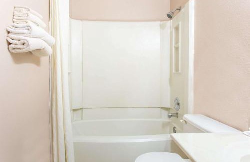 Austin Hotel | Super 8 by Wyndham Austin MN