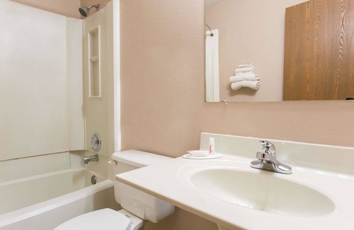 Austin Hotel | Super 8 by Wyndham Austin MN