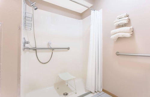 Austin Hotel | Super 8 by Wyndham Austin MN