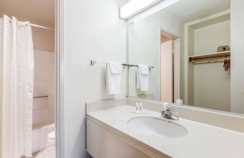 West Park Community Hotel | Super 8 by Wyndham Bakersfield/Central