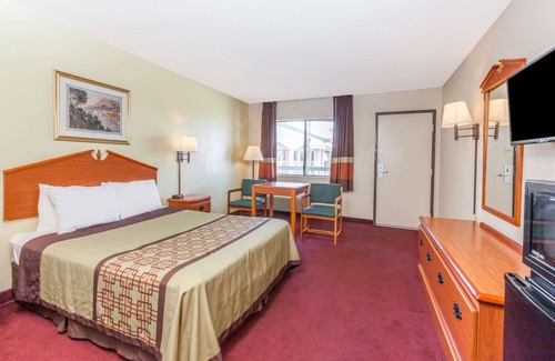 West Park Community Hotel | Super 8 by Wyndham Bakersfield/Central