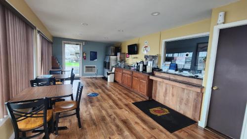 Centerville Hotel | Super 8 by Wyndham Centerville-Richmond